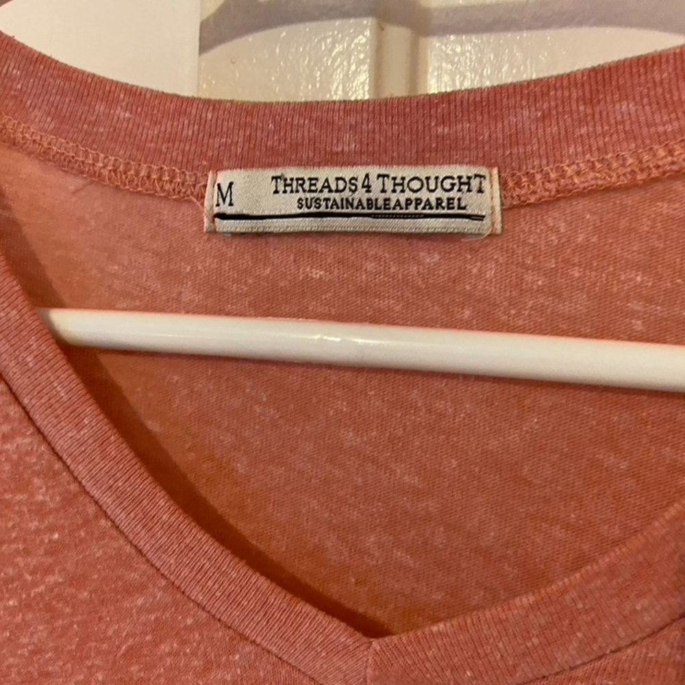 Threads 4 Thought Medium Red White Heathered Vnec… - image 3